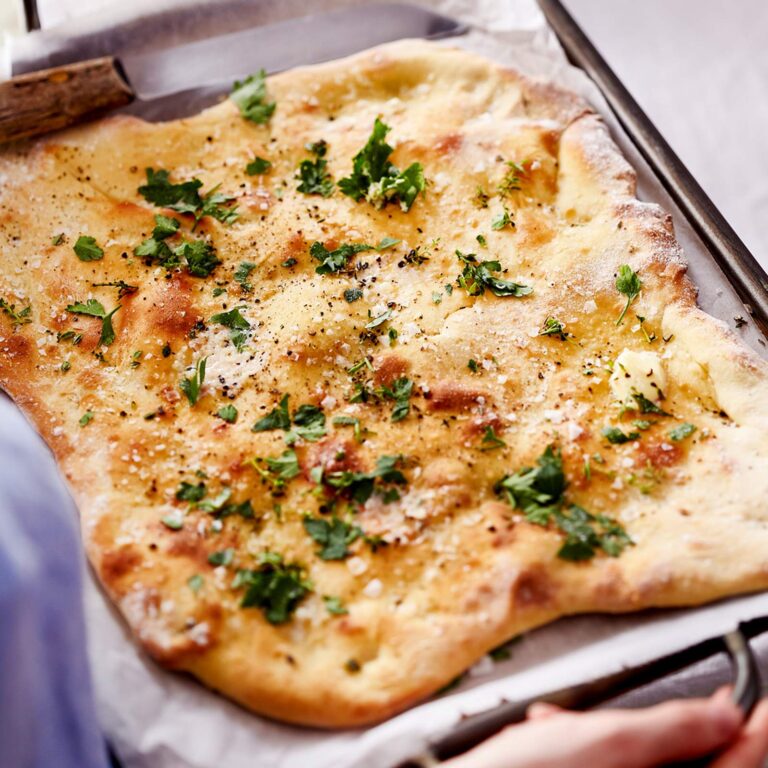 Kräuter-Naanbrot aus dem Ofen