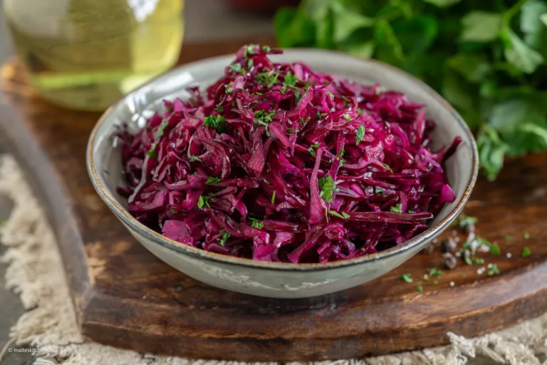Omas einfacher Rotkohlsalat | gelingt ganz ohne Kneten