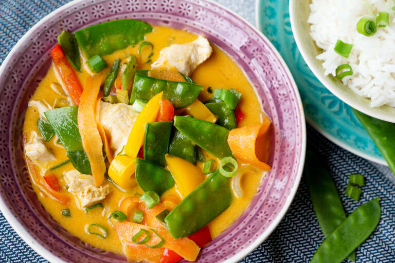 Rotes Thai-Curry mit Hähnchen