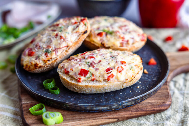 Schnelle Pizzabrötchen mit Schmand