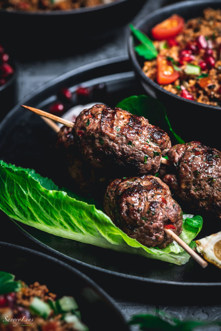 Türkische Köfte vom Grill mit Bulgursalat und Sumach-Joghurt